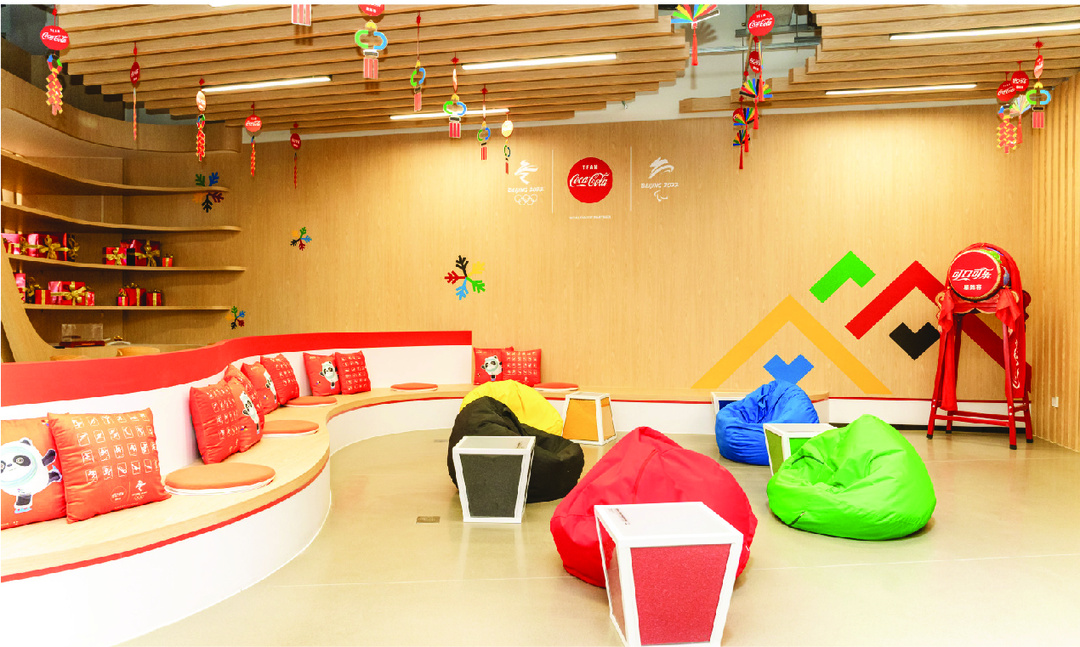 可口可乐休闲中心内广泛采用rPET（G）材质的软装、家具和设施等.jpg