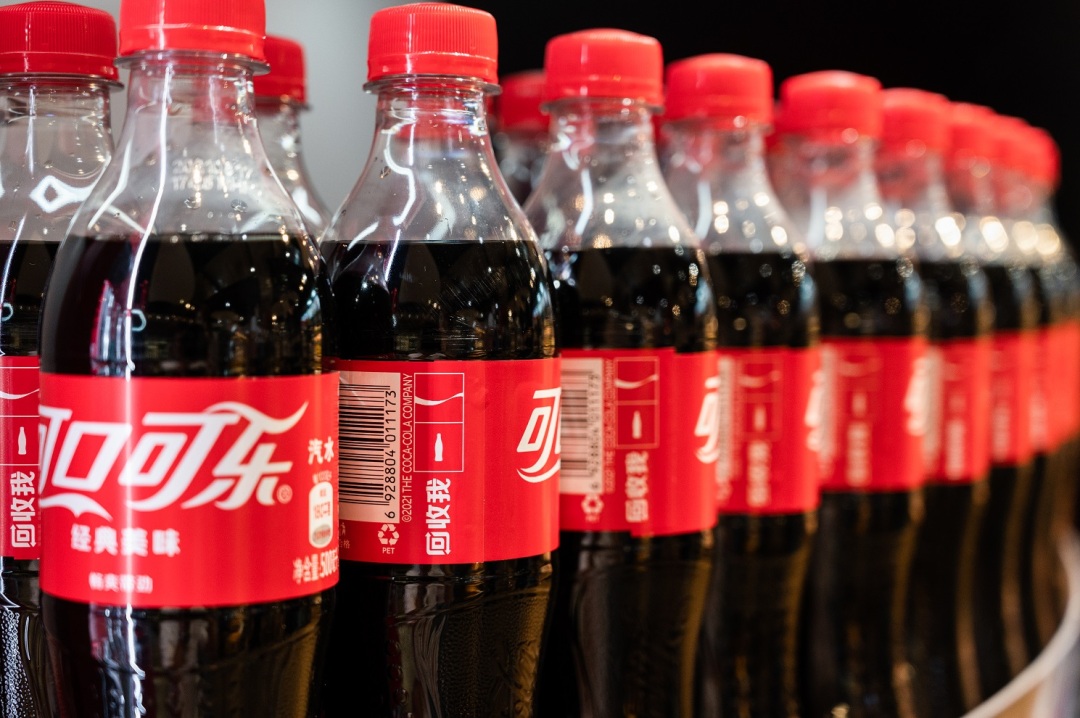 2021年9月，可口可乐中国首次在【可口可乐】全新包装中融入“回收我”可持续包装标志.JPG
