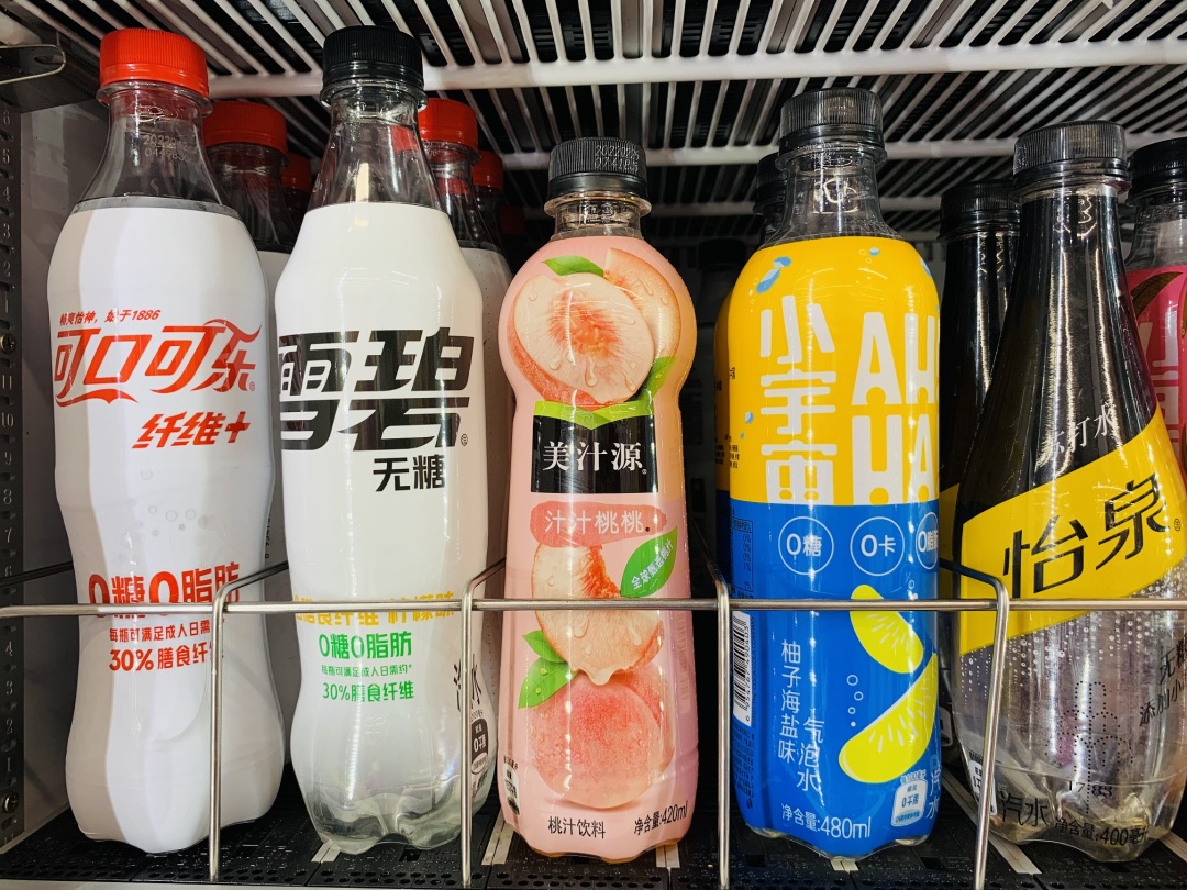 可口可乐中国推出含饮料瓶再生材质的瓶标，是践行其“天下无废”可持续包装战略的又一创新突破.jpg